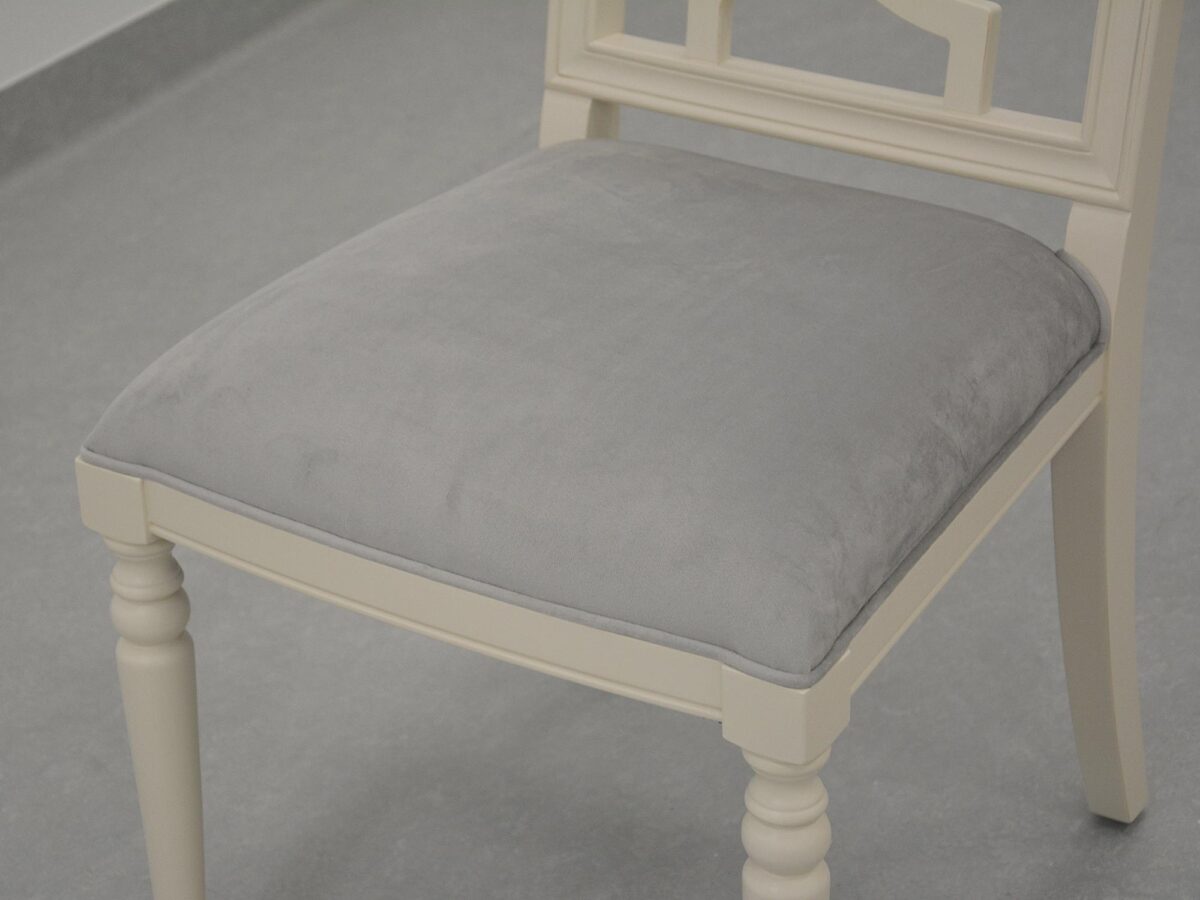 Siedzisko z szarego weluru i gięte nogi w krześle vintage