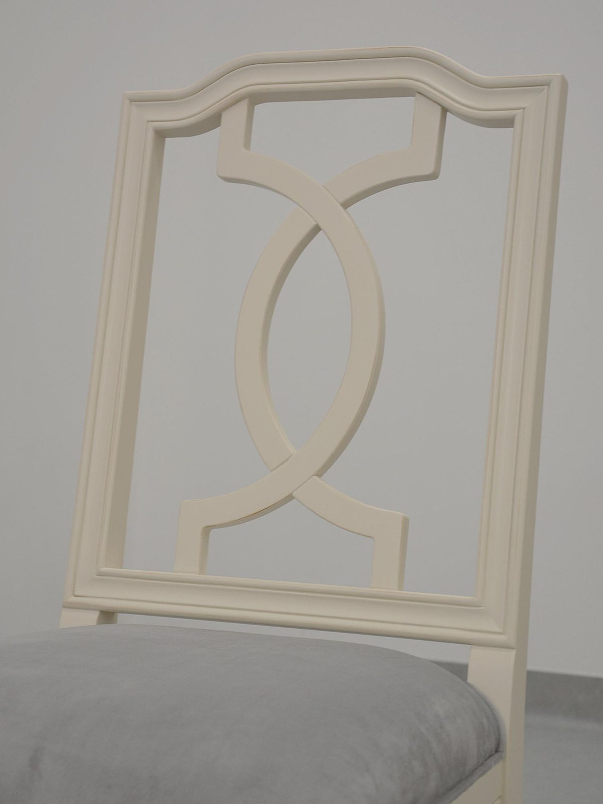 Tapicerowane krzesło z drewna i weluru do eleganckiej jadalni