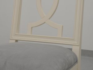 Miniaturka 2 - Tapicerowane krzesło z drewna i weluru do eleganckiej jadalni