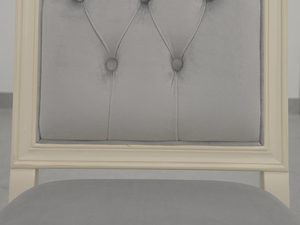 Miniaturka 1 - Pikowane krzesło z weluru szarego i drewnianym stelażem w stylu glamour