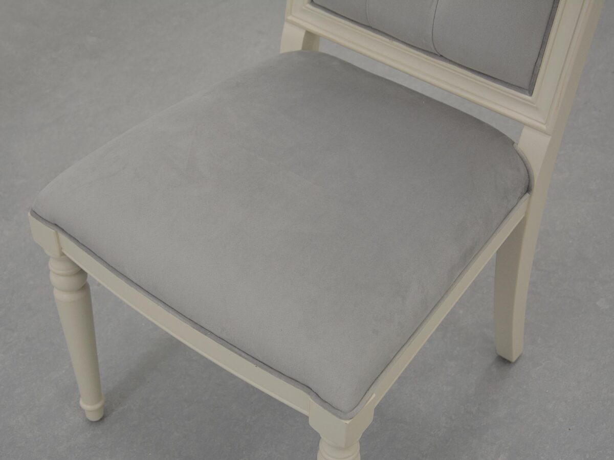 Krzesło z tapicerowanym siedziskiem i giętymi nogami w stylu retro