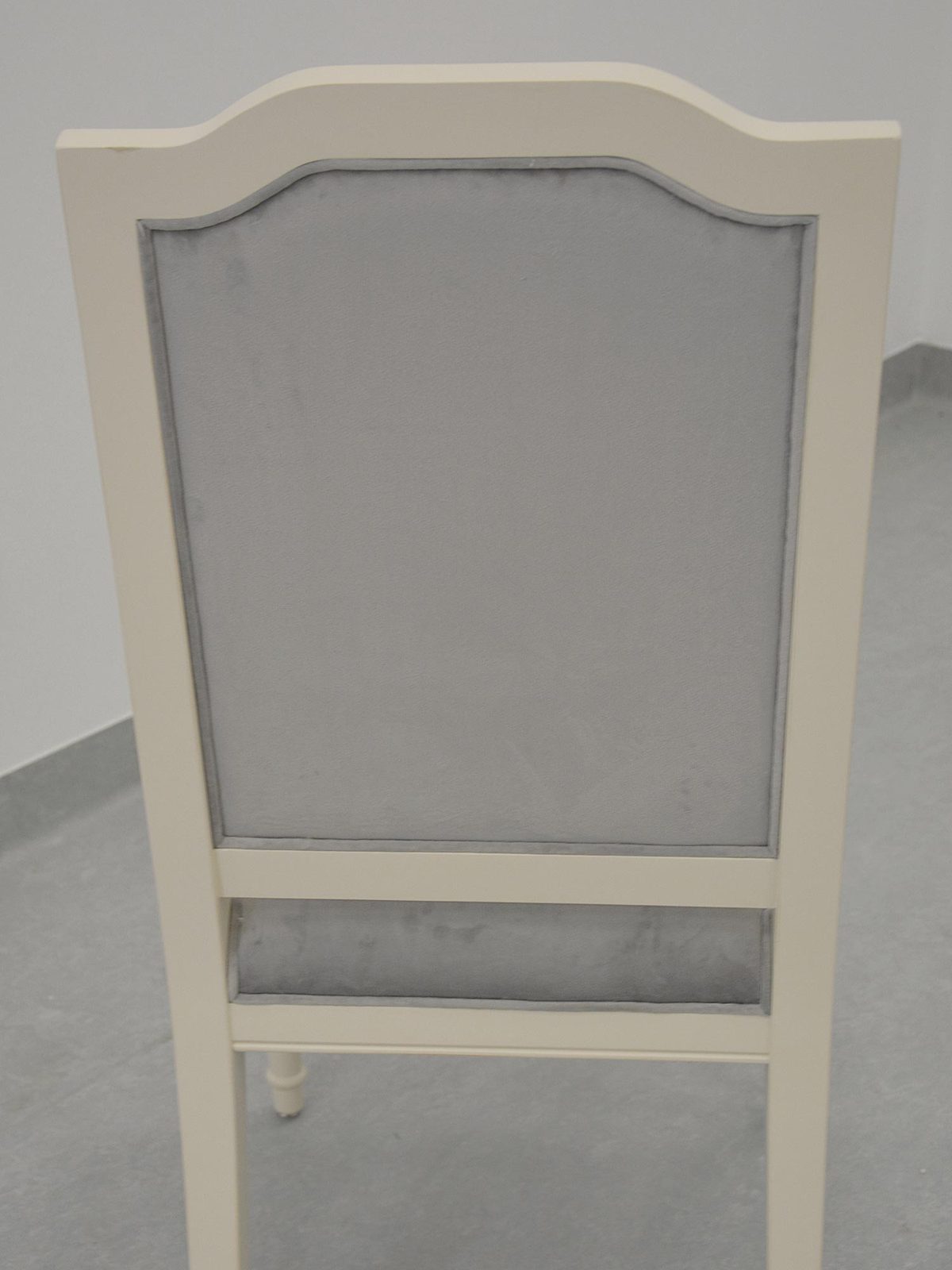 Krzesło z beżowym stelażem i szarym welurem w stylu klasycznym