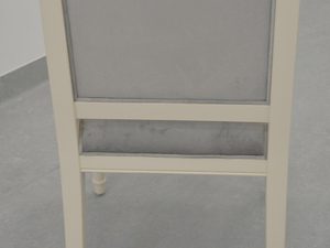 Miniaturka 3 - Krzesło z beżowym stelażem i szarym welurem w stylu klasycznym