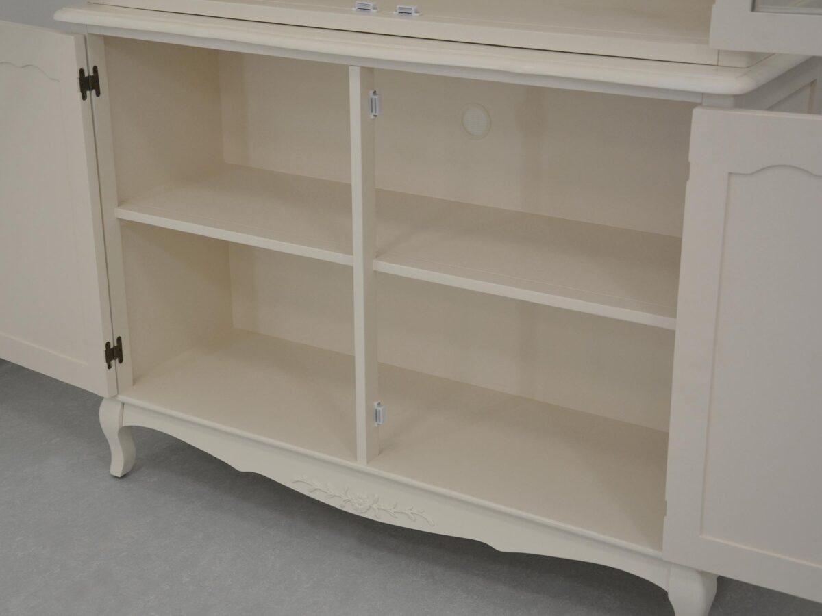 Detal drzwi szafki z dekoracyjnymi zawiasami w stylu vintage