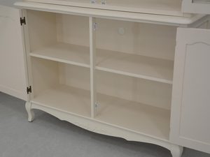 Miniaturka 1 - Detal drzwi szafki z dekoracyjnymi zawiasami w stylu vintage