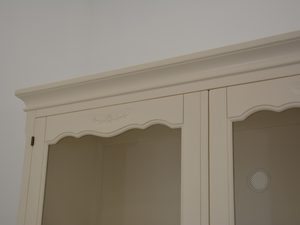 Miniaturka 2 - Wnętrze białej szafki z półkami w stylu rustykalnym