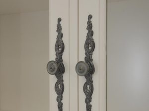 Miniaturka 3 - Klasyczne uchwyty retro w szafce z bielonego drewna