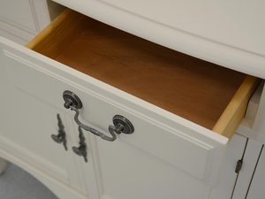 Miniaturka 2 - Szuflada z jasnego drewna wewnątrz klasycznej komody bielonej