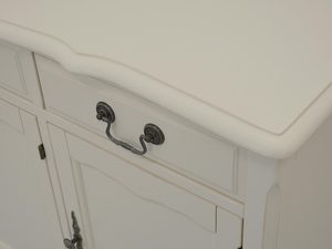 Miniaturka 3 - Szafka z drewna z frezowaną krawędzią blatu w stylu vintage