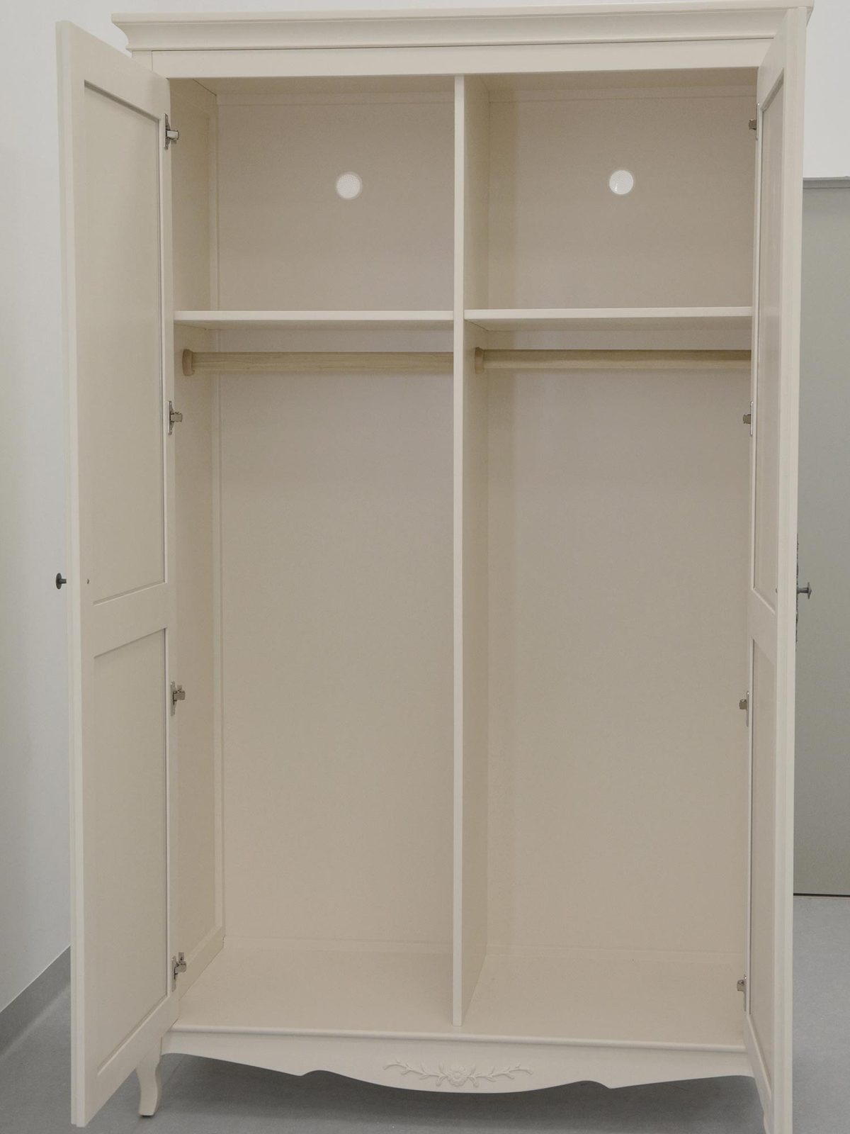 Dwuskrzydłowa szafa z półkami w bielonym drewnie do sypialni