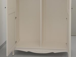 Miniaturka 1 - Dwuskrzydłowa szafa z półkami w bielonym drewnie do sypialni