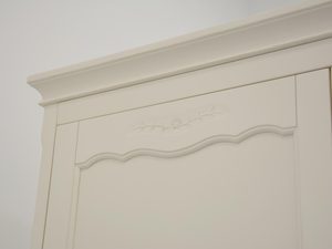 Miniaturka 3 - Gzyms i frezowanie szafy z drewna bielonego w stylu retro