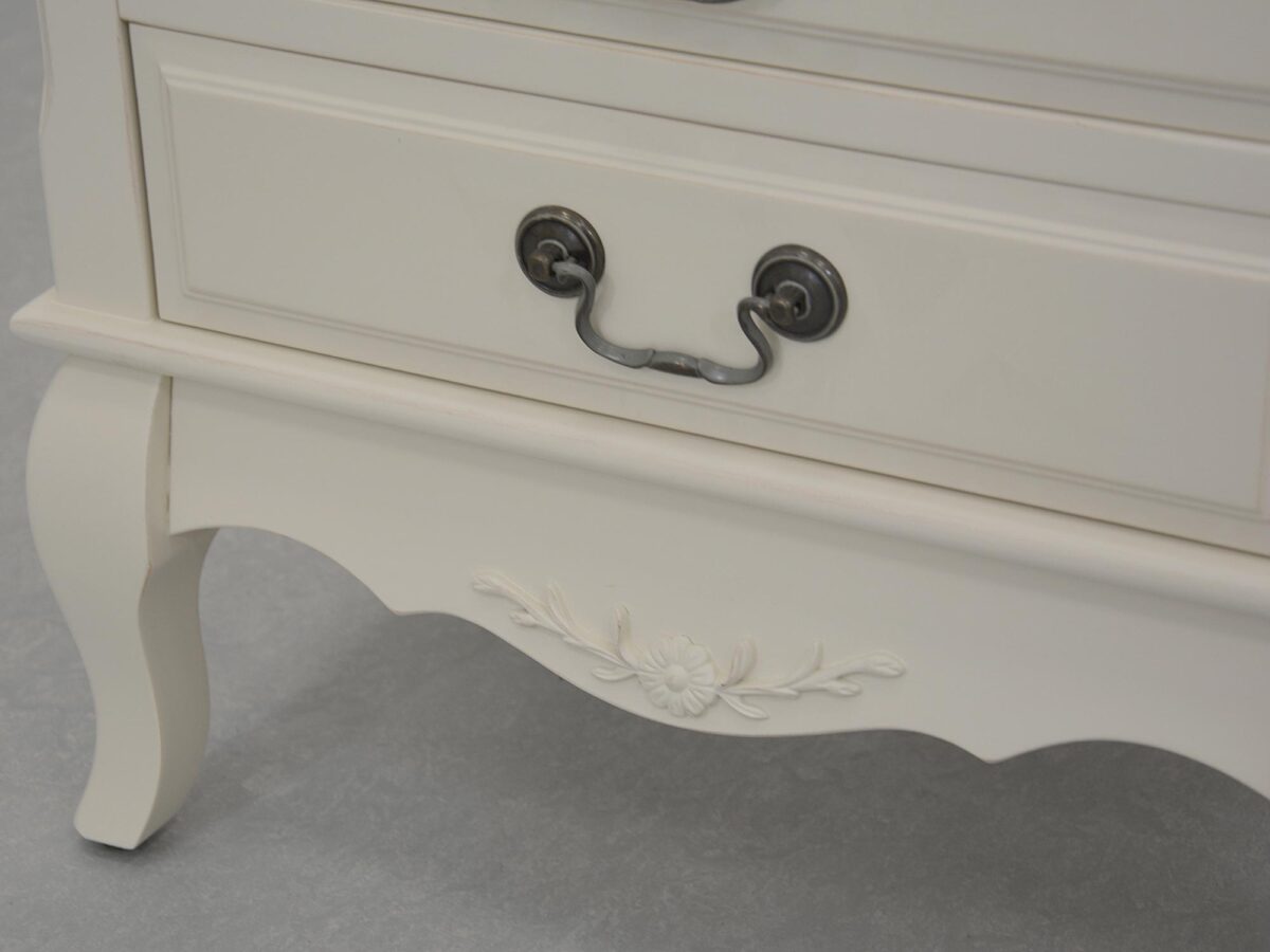 Klasyczna komoda z giętymi nogami i uchwytami w stylu retro