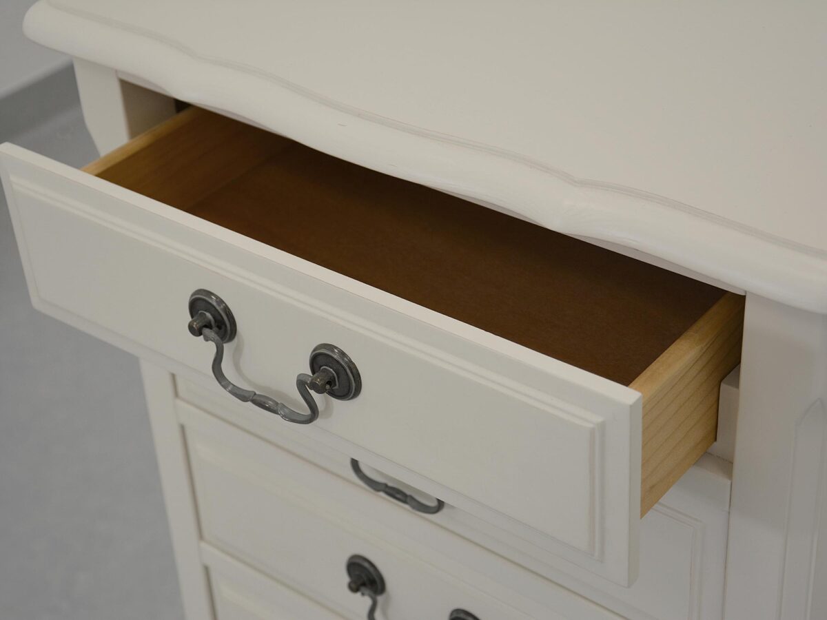 Wnętrze komody z szufladami i drewnianym wykończeniem w kolorze ecru
