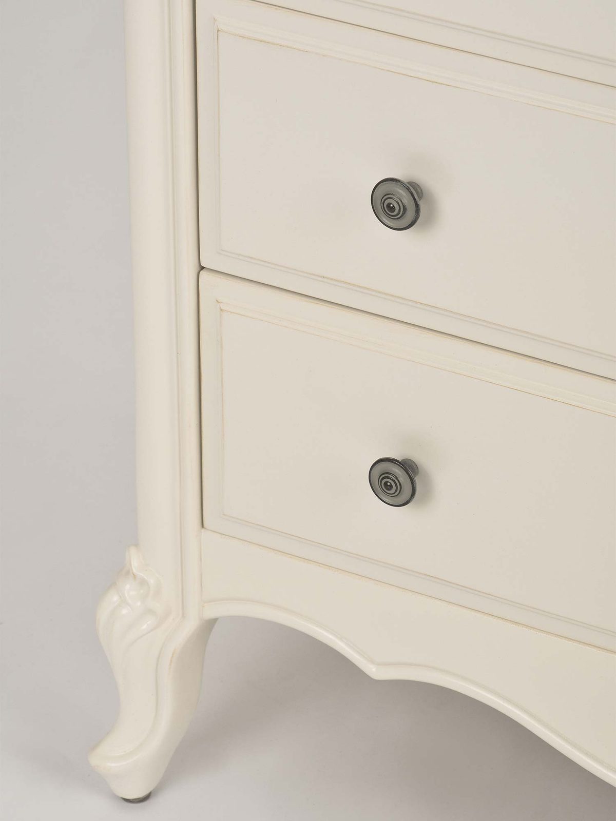 Komoda kremowa nóżki toczone styl francuski detal
