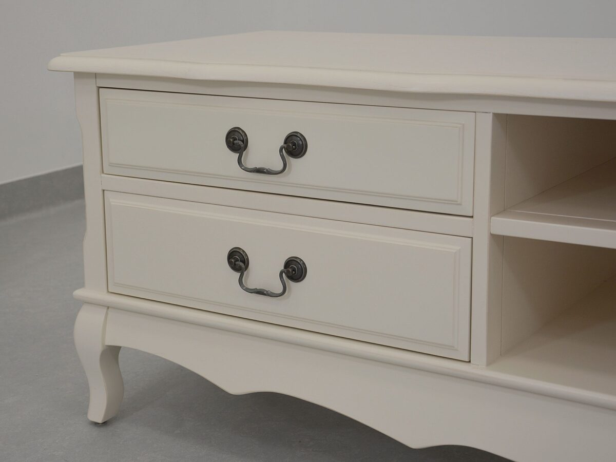 Biała szafka RTV z drewnianym blatem i ozdobnymi uchwytami retro