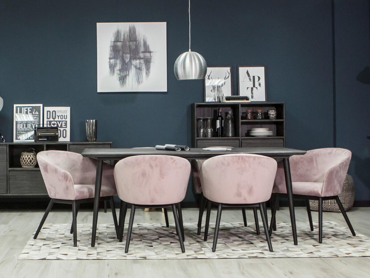 Elegancki stół do jadalni z różowymi krzesłami w stylu glamour