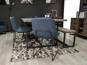 Miniaturka 3 - Zestaw jadalniany z drewnianym stołem i niebieskimi krzesłami w stylu loft