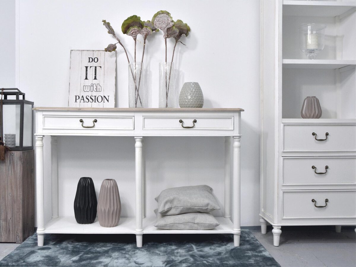 Drewniana witryna z dekoracyjnymi frontami i półkami w stylu prowansalskim kolor biały