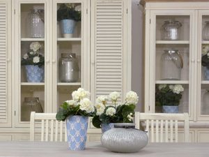 Miniaturka 3 - Dekoracyjna witryna z kwiatami w rustykalnej jadalni