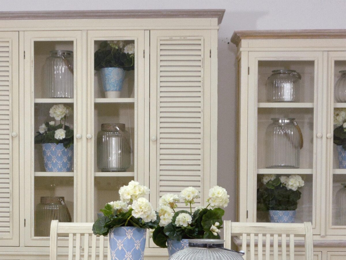 Zbliżenie na fronty mebli z kolekcji prowansalskiej