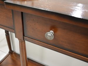 Miniaturka 5 - Konsola w stylu vintage z półką na dekoracje i szufladami