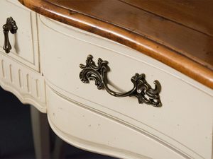 Miniaturka 2 - Detal dekoracyjnych frontów drewnianej komody w stylu prowansalskim kolor biały