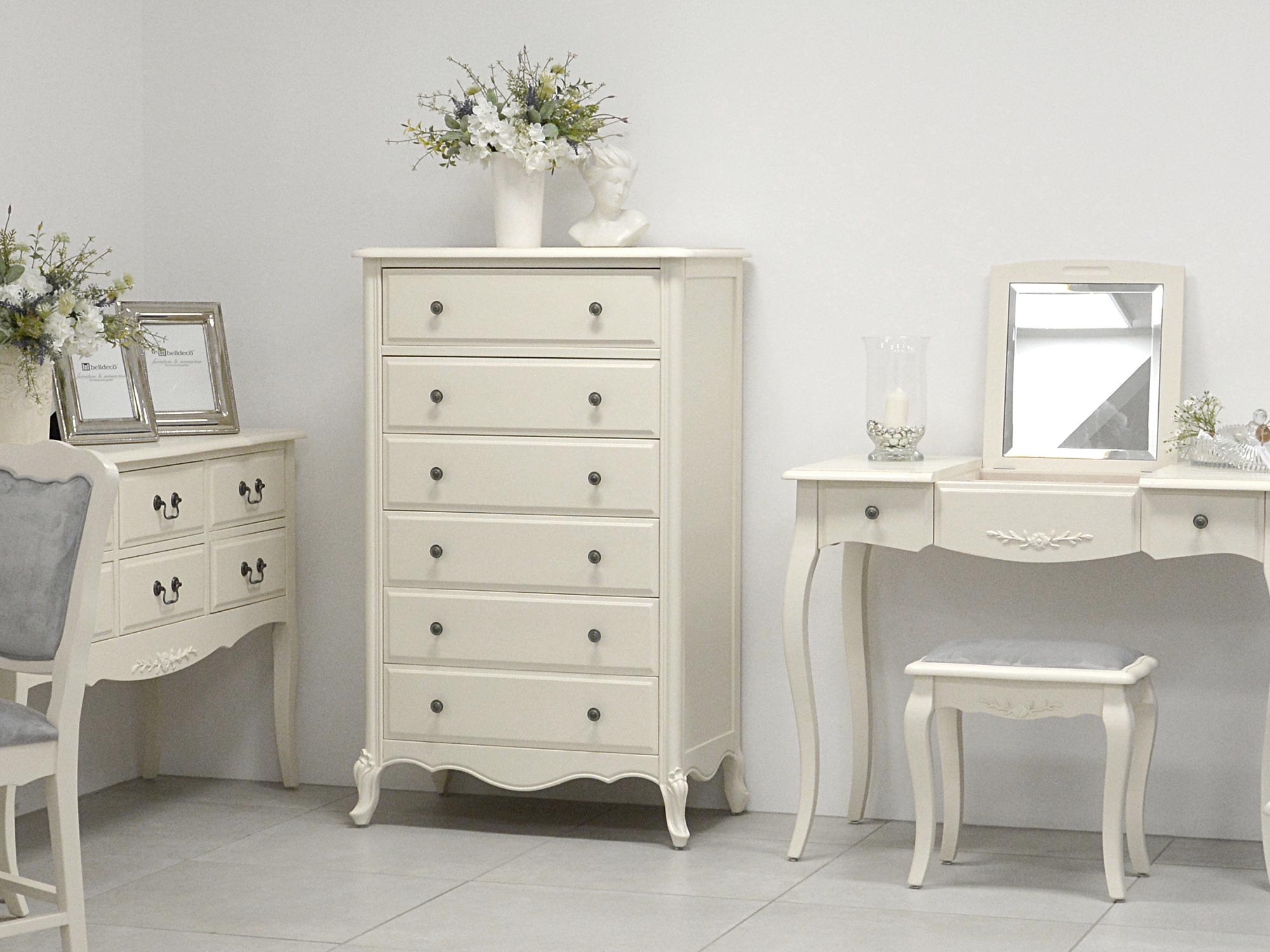 Aranżacja sypialni z białymi meblami w stylu francuskim shabby chic