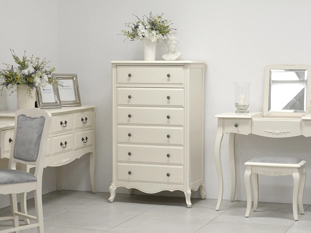 Kredens z witryną i szafką dolną w klasycznym stylu prowansalskim