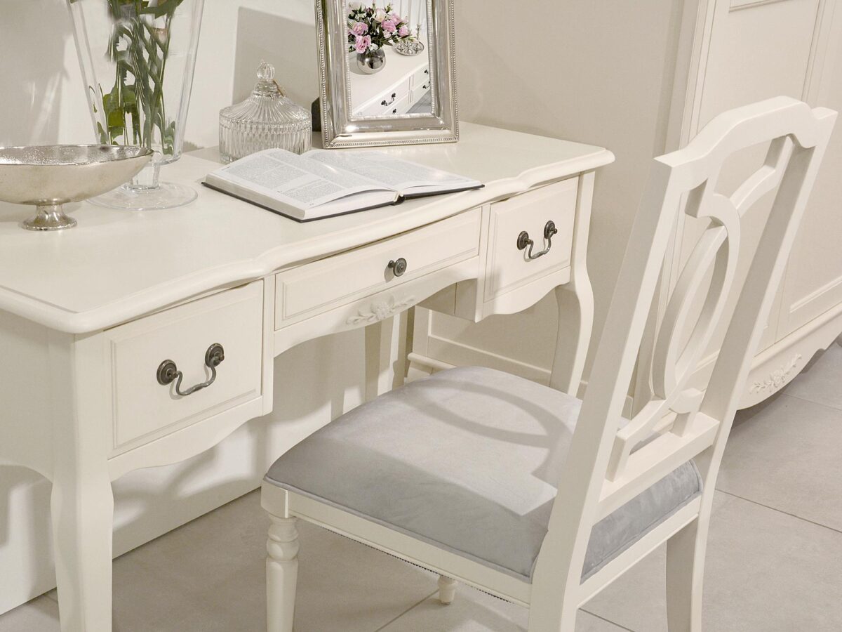 Toaletka z drewna z szufladami i krzesłem w stylu prowansalskim
