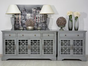 Miniaturka 8 - Drewniana komoda z przeszklonymi drzwiami w aranżacji salonu w stylu klasycznym kolor szary