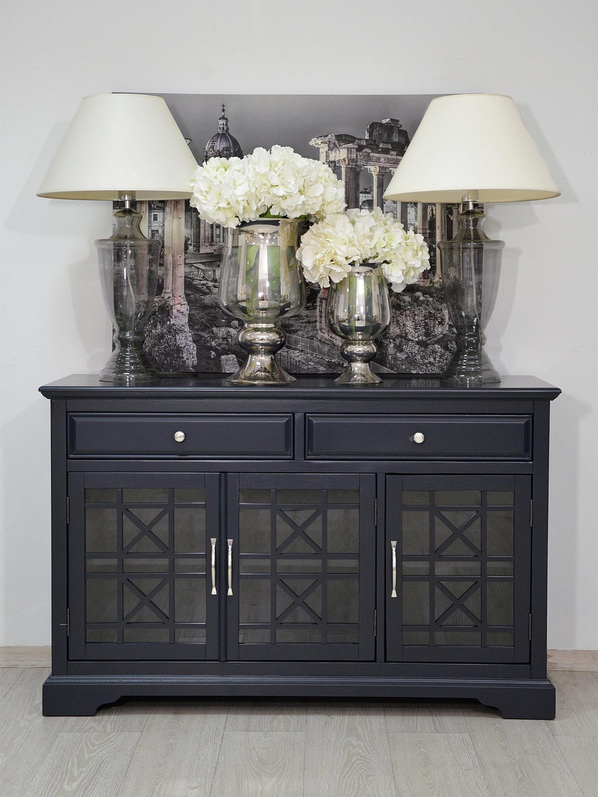 Czarna drewniana komoda z przeszklonymi frontami w stylu klasycznym aranżacja salonu