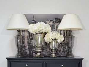 Miniaturka 7 - Czarna drewniana komoda z przeszklonymi frontami w stylu klasycznym aranżacja salonu