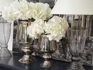 Miniaturka 8 - Czarna drewniana komoda z przeszklonymi drzwiami i dekoracyjnymi frontami w stylu klasycznym