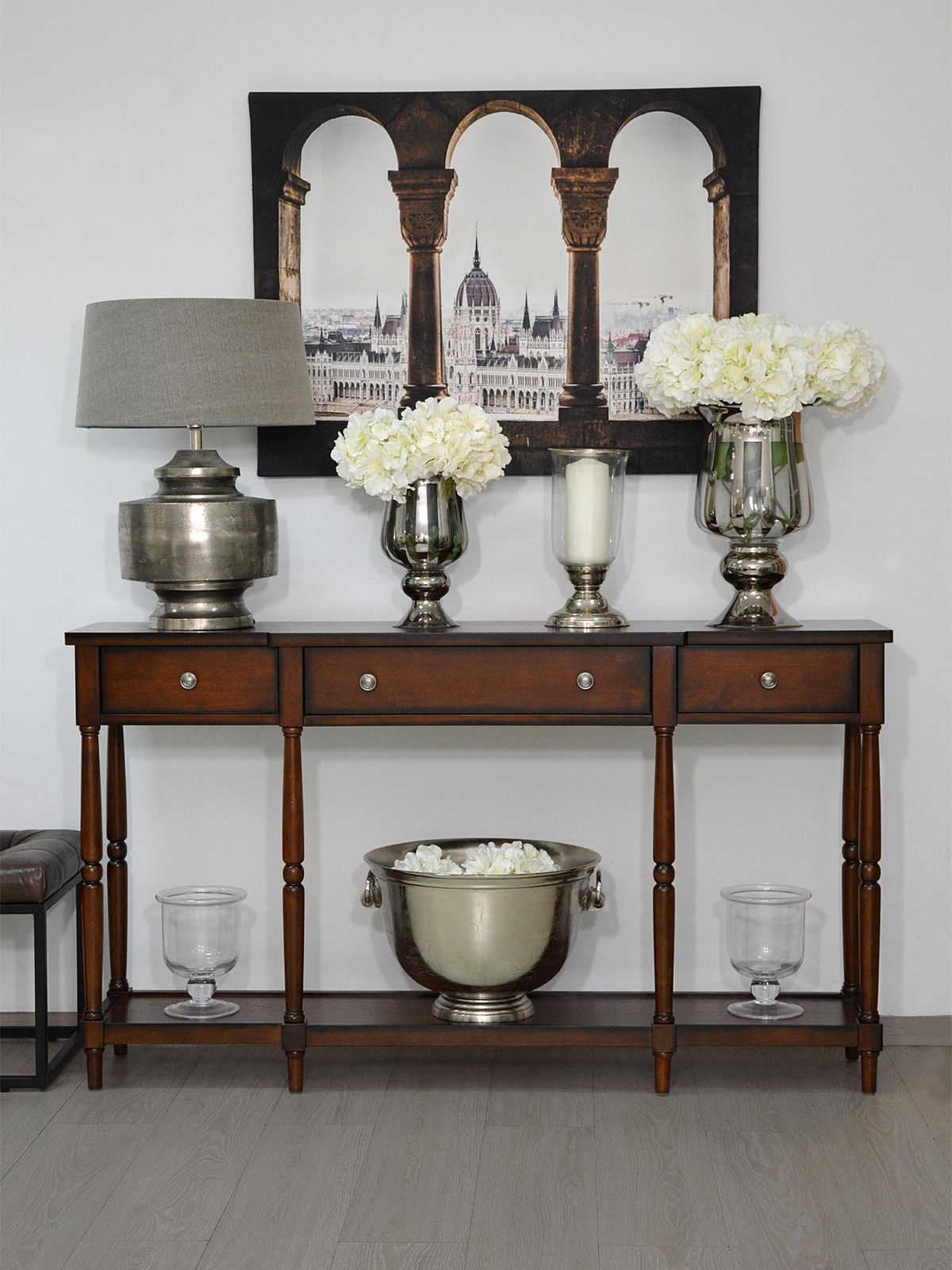 Konsola z metalowymi detalami w stylu klasycznym