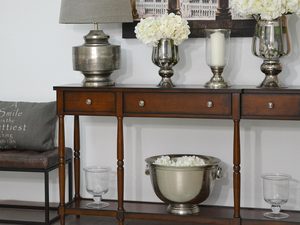 Miniaturka 8 - Dekoracyjna konsola w stylu klasycznym z ciemnym wykończeniem drewna