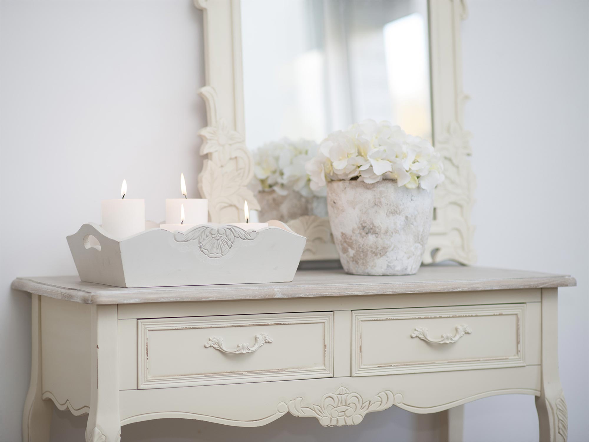 Detal rzeźbionych frontów drewnianej konsoli w stylu prowansalskim kolor kremowy