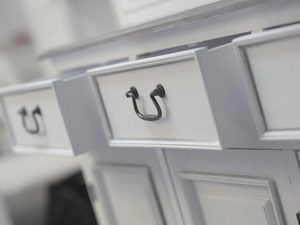 Miniaturka 3 - Drewniana komoda z dekoracyjnymi frontami i metalowymi uchwytami w stylu prowansalskim kolor biały