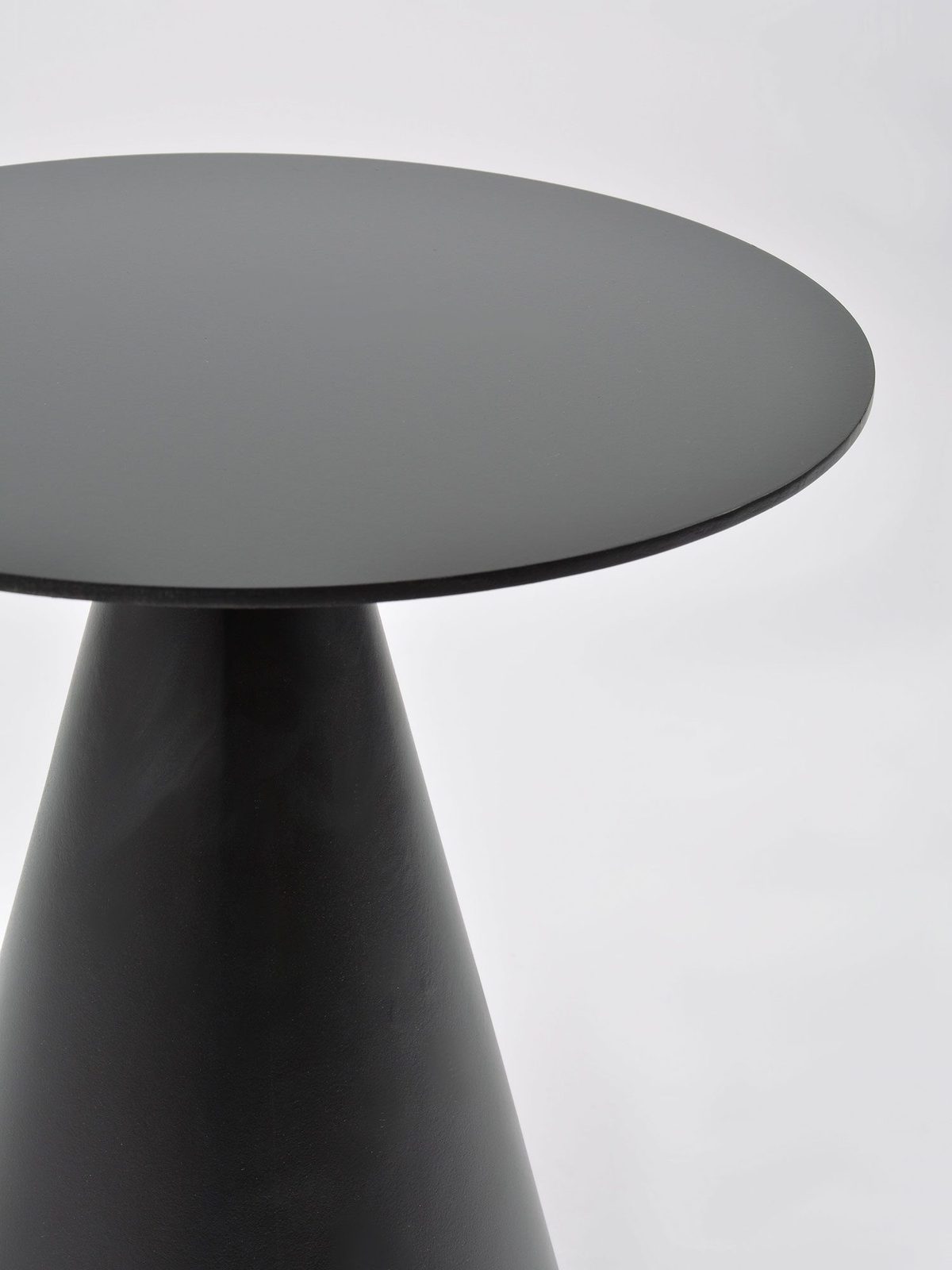 Okrągły stolik kawowy w kolorze czarnym w nowoczesnym stylu loftowym