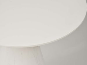 Miniaturka 5 - Detal białego stolika stożkowa podstawa drewno bielone zbliżenie