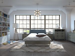 Miniaturka 1 - Drewniane łóżko z wysokim zagłówkiem w jasnej sypialni nowoczesnej