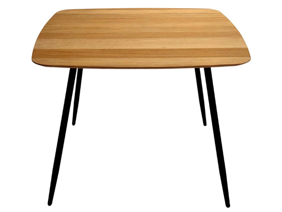 Dębowy stół kwadratowy z zaokrąglonymi rogami widok frontalny