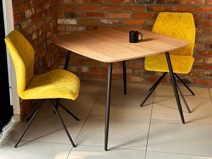 Miniaturka 4 - Stół dębowy kwadratowy w aranżacji loft z żółtymi krzesłami