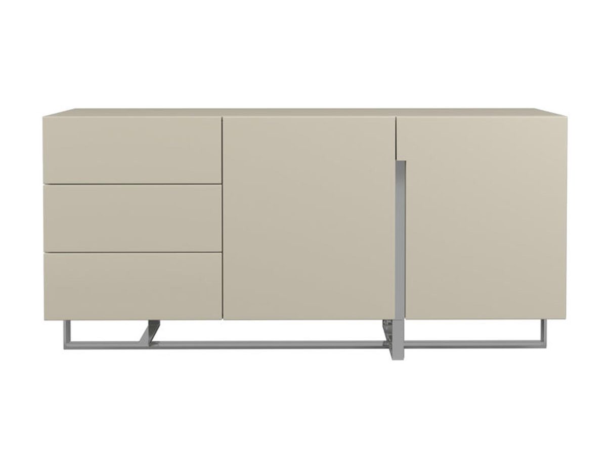 Komoda piaskowa z chromowanymi nogami w stylu modern classic – Brooklyn