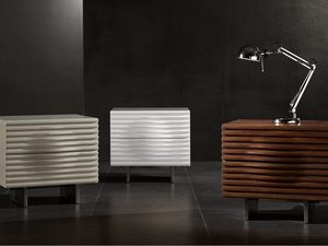 Miniaturka 4 - Aranżacja z białymi i brązową szafką w stylu glamour z ryflowanym frontem