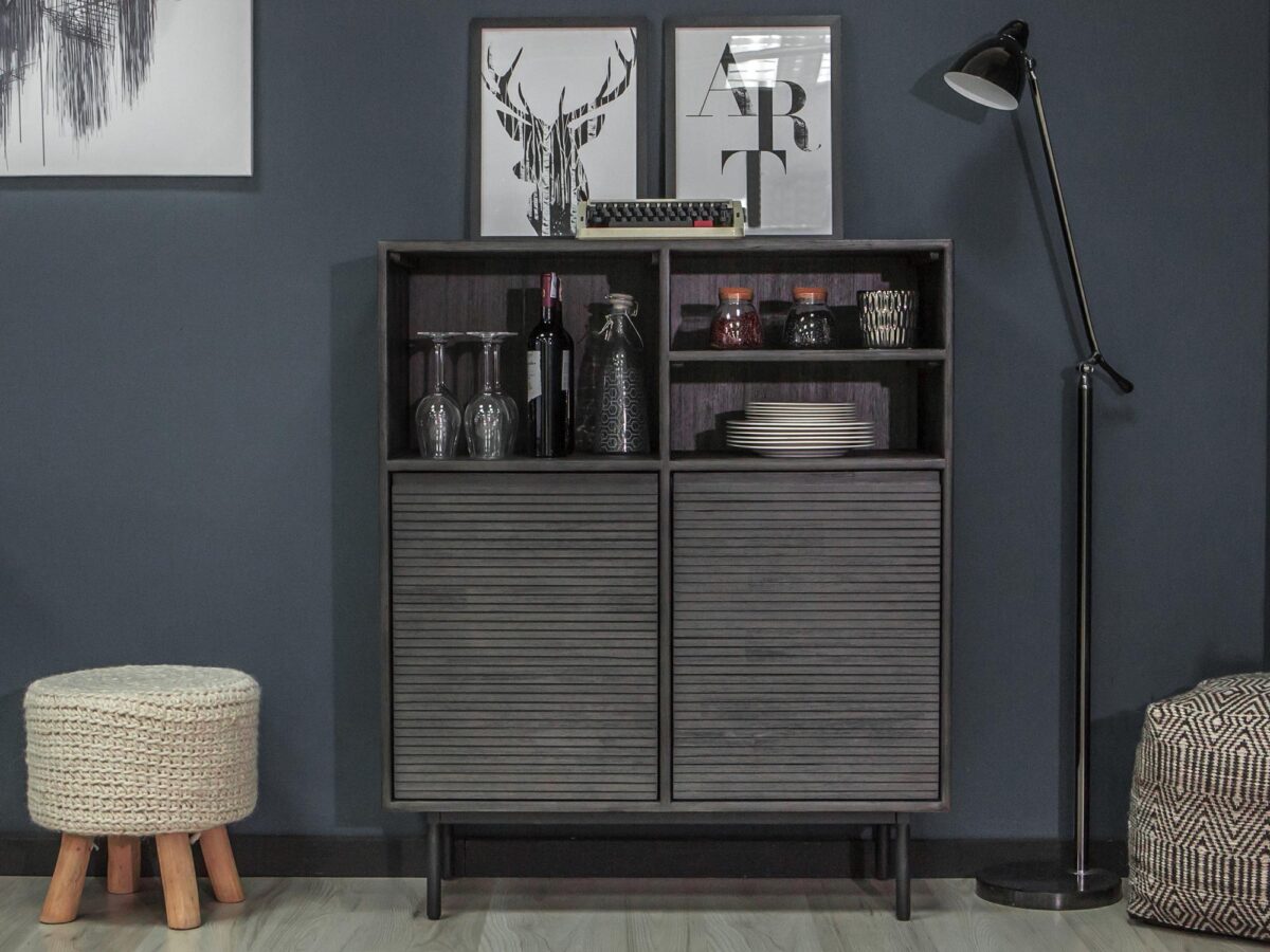 Szafka z półkami i lamelowymi frontami do jadalni nowoczesnej