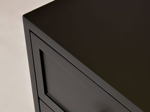 Miniaturka 3 - Front czarnej komody z drewna wiązu z długimi złotymi uchwytami