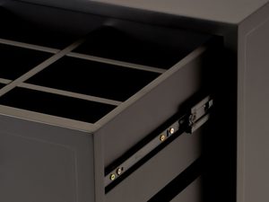 Miniaturka 2 - Czarna komoda z drewna wiązu z ukośnym złotym detalem