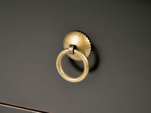 Miniaturka 5 - Metalowy uchwyt w formie pierścienia na czarnej matowej powierzchni