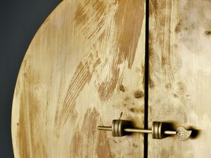 Miniaturka 7 - Komoda z okrągłym złotym symbolem w stylu orientalnym